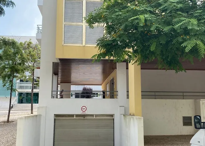 10 Min Walk To Rocha *